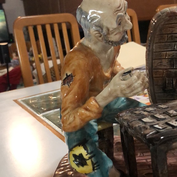 Vintage Derelect cardplayer collectible ceramic sculpture. - Picture 3 of 12